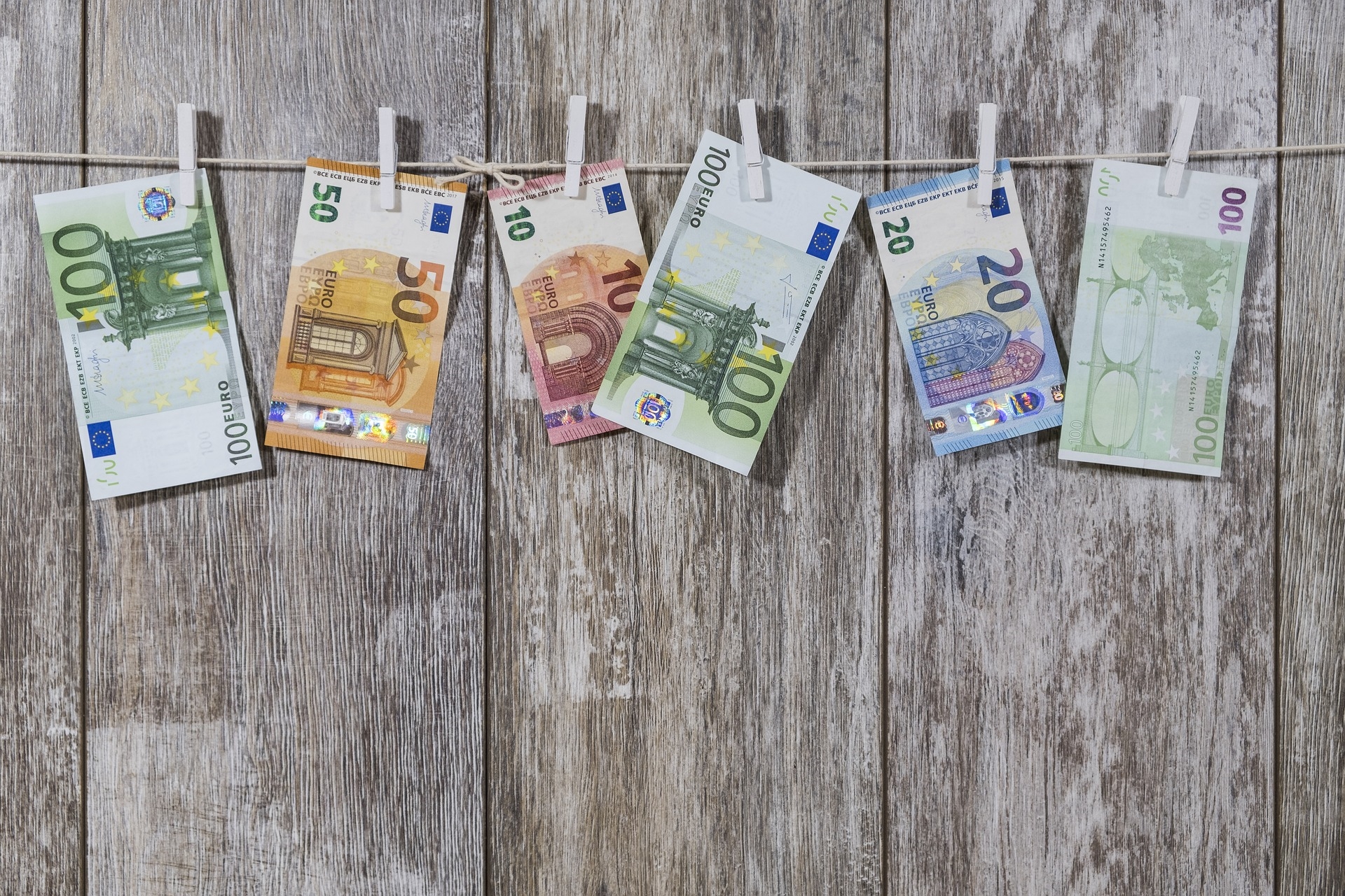 Briefgeld aan waslijn